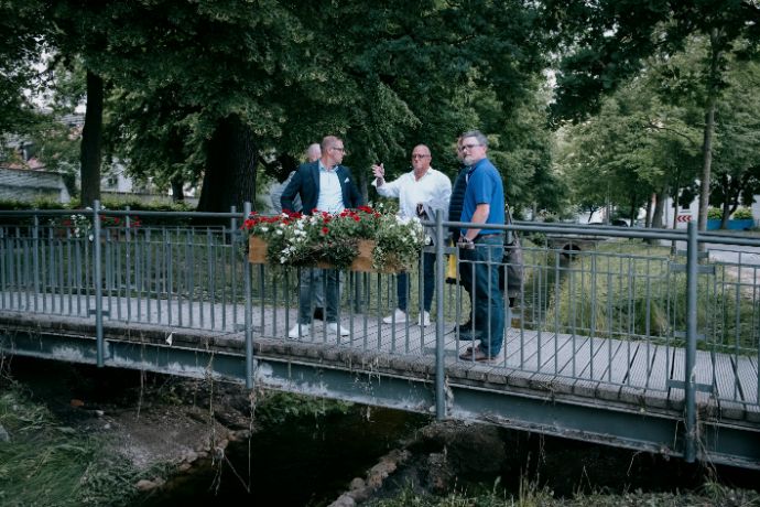 Ein kleines Bächlein? Das alles hier stand unter Wasser, erklärt Carlhans Hofstetter (Mitte).