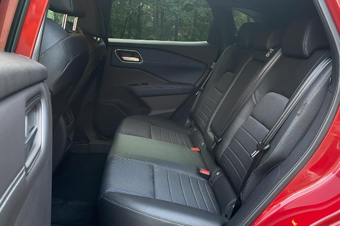 Ausreichend Platz auch in der zweiten Sitzreihe. Der Nissan Qashqai bietet zwei ISO-Fixhalterungen sowie einen Einklemmschutz für die Fensterheber.