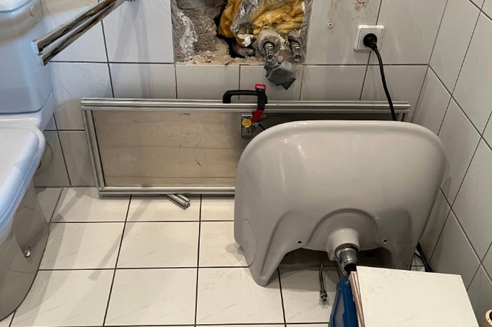 Von hieraus lief das Wasser durch die Wand in den Keller.