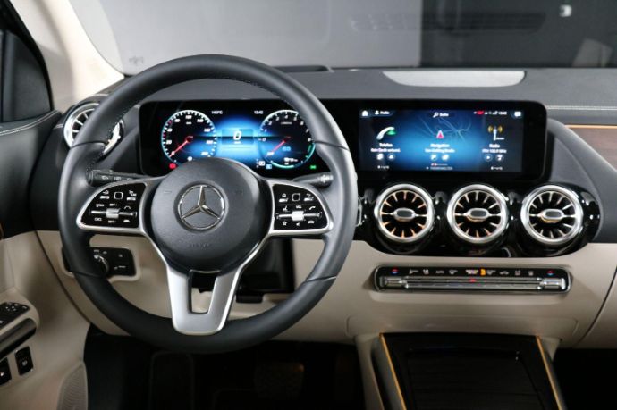 Mercedes-Benz GLA 250e R+V Blick aus Fahrersicht auf das Amaturenbrett