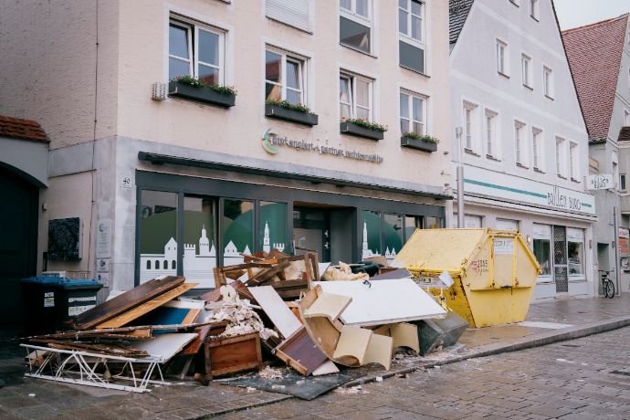 Das Sofa, die Türen, die Schränke: Alles ist nur noch Müll. Auch fünf Tage nach der Flut schleppen die Menschen noch den zerstörten Hausrat aus ihren Wohnungen. Überall in den Überschwemmungsgebieten stapeln sich schon die Sperrmüllberge vor den Häusern. 