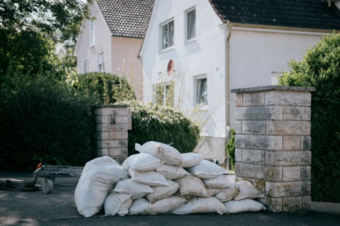 Eilig aufgestapelte Sandsäcke sollten die Wassermassen aufhalten.