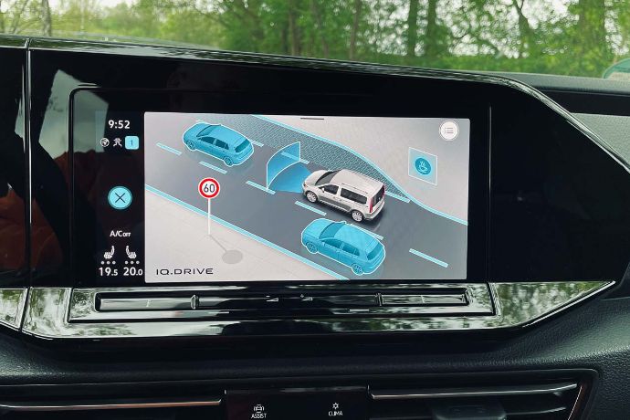 Zahlreiche Assistenzsysteme machen die Fahrt von A nach B sicherer!<br/>