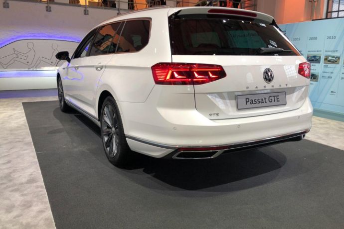 2019-VW-Passat-R-Line-Volkwagen-Passat-GTE-der-neue-Passat-Jens-Stratmann-18.jpg