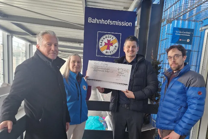 (v.l.) Michael Lukas (R+V), Antje Weber (Bahnhofsmission Stuttgart), Magnus F. Weik (R+V),  Christoph Dehmer (Bahnhofsmission)