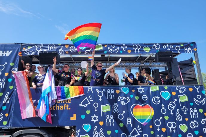 In Hamburg setzten R+V-ler beim CSD ein Zeichen für Vielfalt und Inklusion.