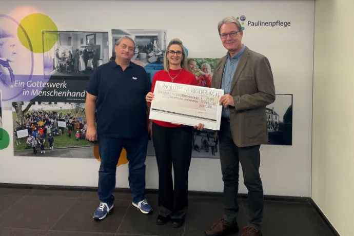 :(v.l.) Boris Kutska und Nadine Schmid (beide R+V) mit Marco Kelch von der Paulinenpflege Winnenden