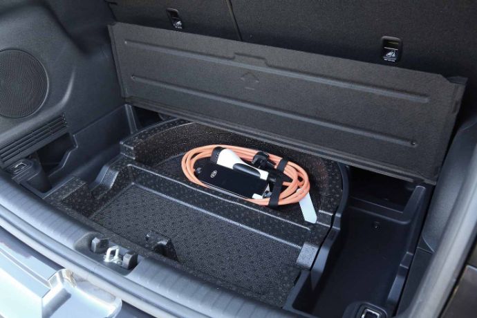 Dafür gibt es im Kia e-Niro Kofferraum ausreichend Platz und sogar einen doppelten Boden.