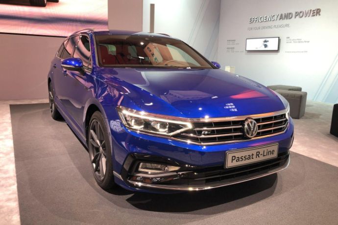 2019-VW-Passat-R-Line-Volkwagen-Passat-GTE-der-neue-Passat-Jens-Stratmann-7.jpg