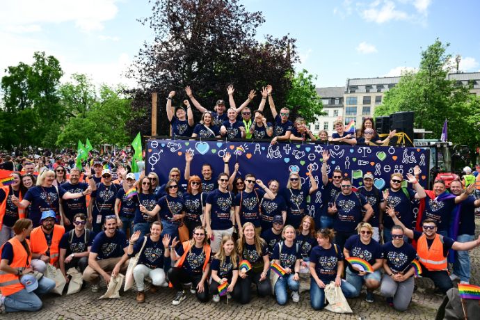 In Wiesbaden setzten R+V-ler beim CSD ein Zeichen für Vielfalt und Inklusion.