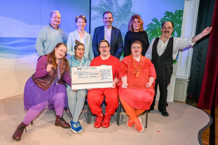 Ensemble FRANZ das Theater bei der Spendenübergabe 2026