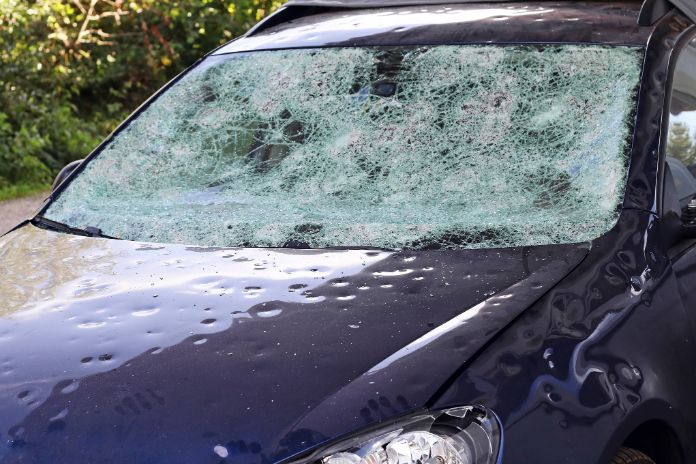 Hagelschaden an einem Auto. Große Hagelkörner haben ein Auto völlig zerstört
