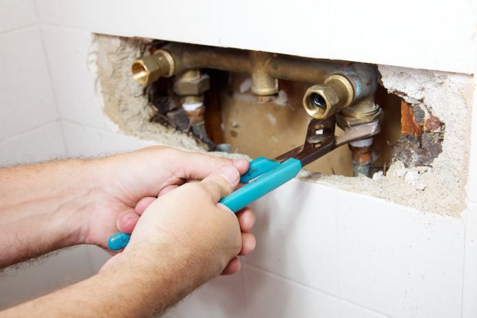 Wasser, das aus defekten Rohren in Wohnungswände, Decken oder Böden dringt.
