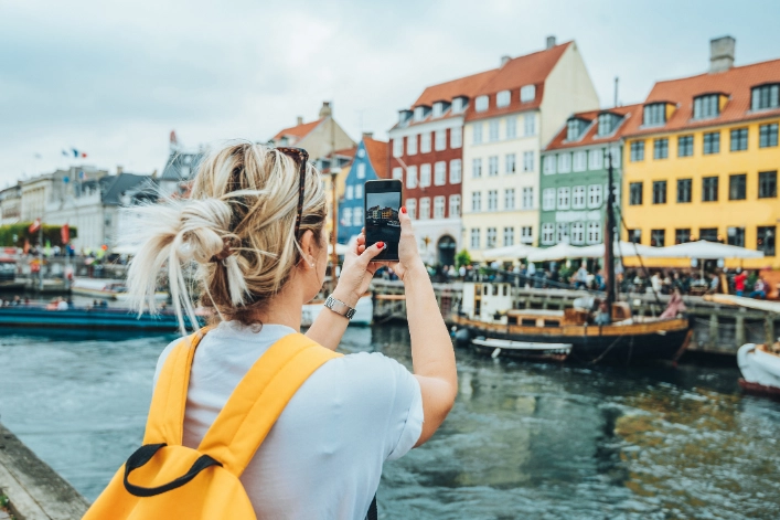 Touristin macht mit dem Smartphone ein Foto