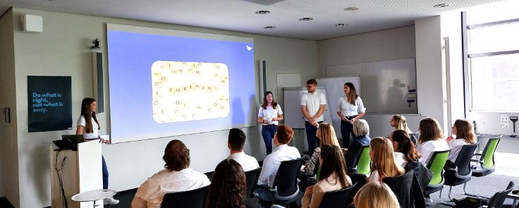 Angehende Marketing- und Kommunikationskaufleute der Wiesbadener Friedrich-List-Schule stellen Projektkonzepte zur Nachhaltigkeit vor.