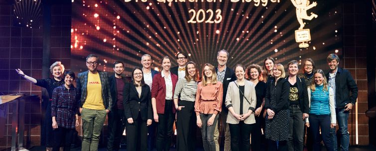 Alle Organisatoren und Sponsoren der Goldenen Blogger auf der Bühne. Auch wir von der R+V sind mit dabei: Marietheres Wichmann (5. v.l.) und Grischa Brower-Rabinowitsch (6. v.l.). Foto: Constantin Ranke