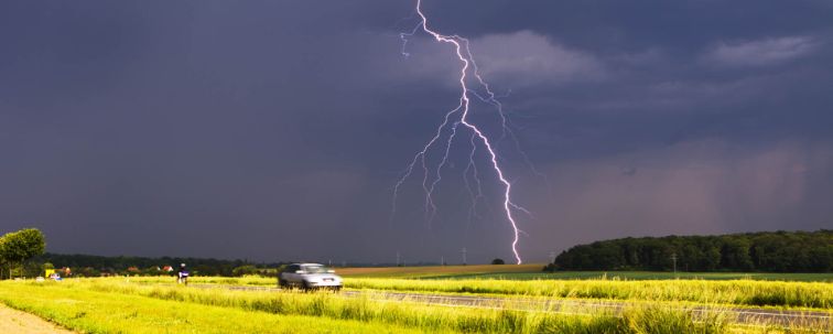 Blitz aus dem Auto heraus fotografiert