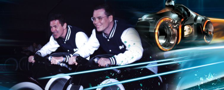 Zwei junge Männer fahren in einer Achterbahn