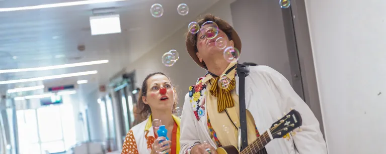 Wiesbadener Clown Doktoren im Einsatz – eines der Projekte, das die R+V mit ihrer  Weihnachtsspende 2025 unterstützte, Foto: Clown Doktoren