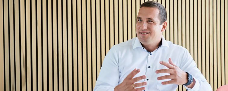 R+V-Komposit-Vorstand Klaus Endres gibt ein Interview zum riparo-Deal
