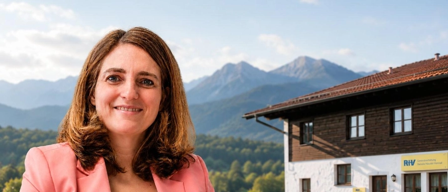Daniela Häusler-Konrad, R+V Generalvertretung in Staudach-Egerndach, vor dem Agenturgebäude mit Blick auf die Chiemgauer Berglandschaft.