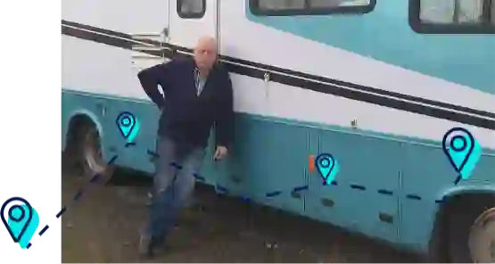 Foto des Kunden mit seinem Wohnmobil.