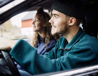 Entspanntes Paar im Auto