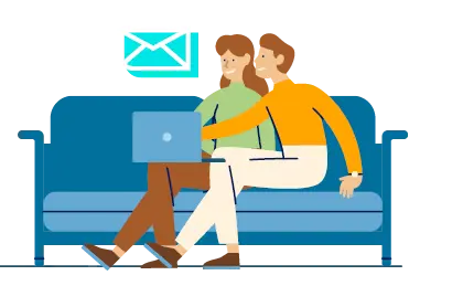 Zwei Frauen sitzen auf blauem Sofa und arbeiten gemeinsam an einem Laptop, im Hintergrund ein E-Mail-Symbol