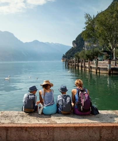 Eine Familie im Urlaub am Meer