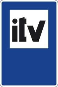 Verkehrsschild mit weißem Feld und schwarzem iftv-Logo auf blauem Hintergrund