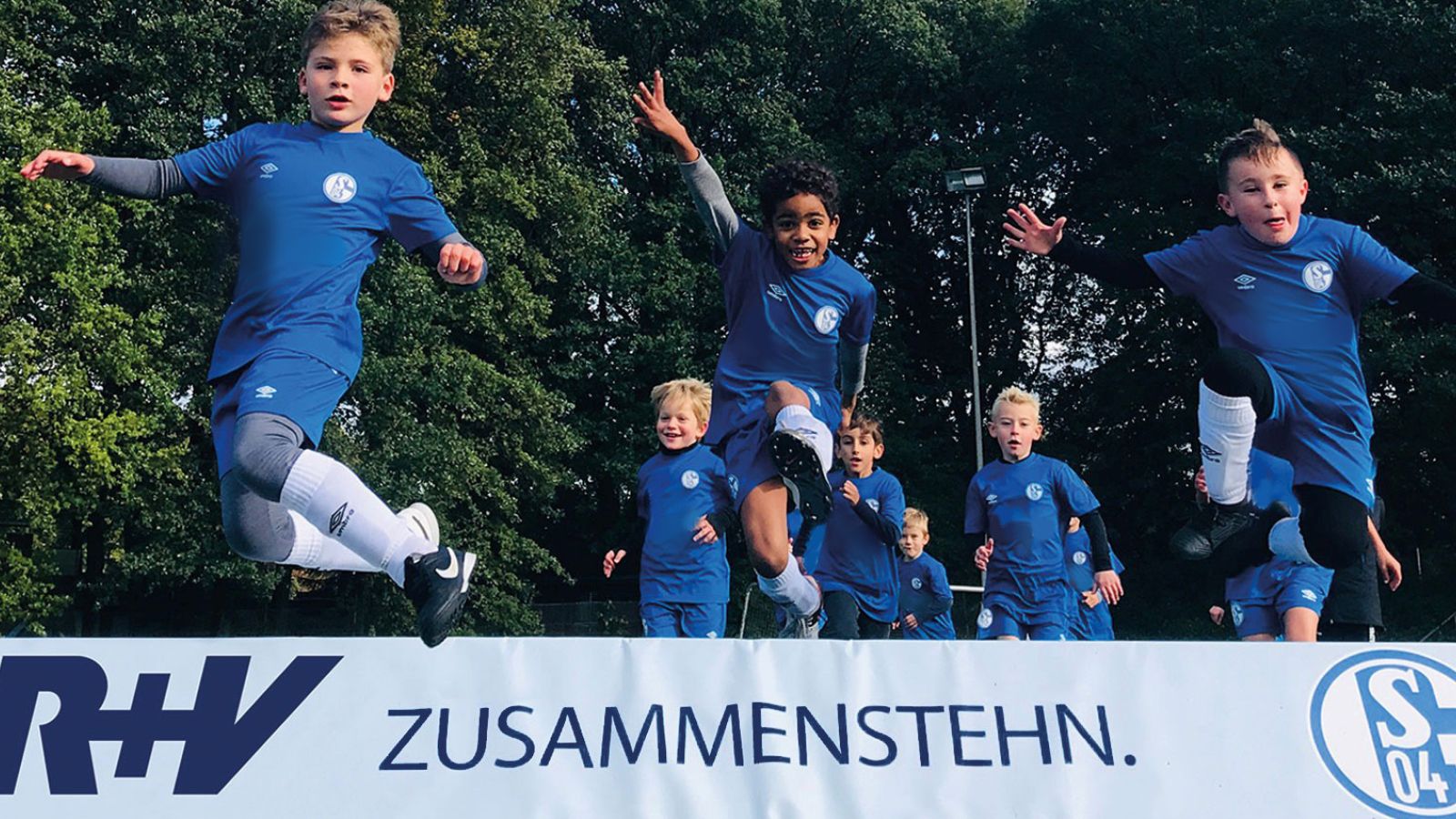 Begeisterte Kinder der Schalke Fußballschule