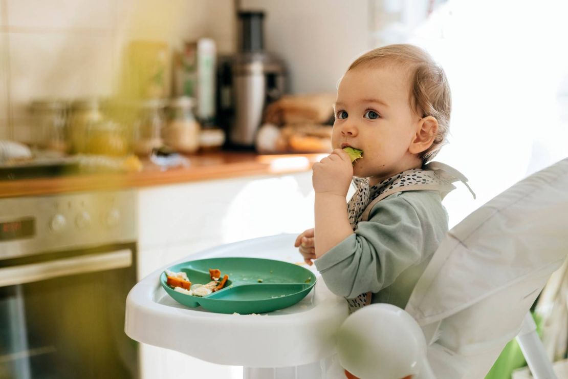 Baby isst Lebensmittel.