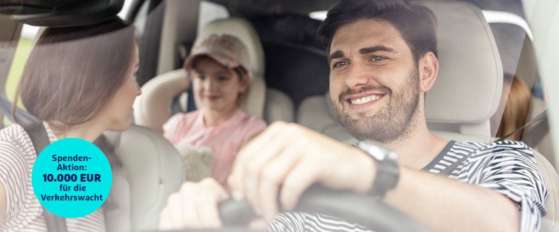 Entspannte Familie im Auto