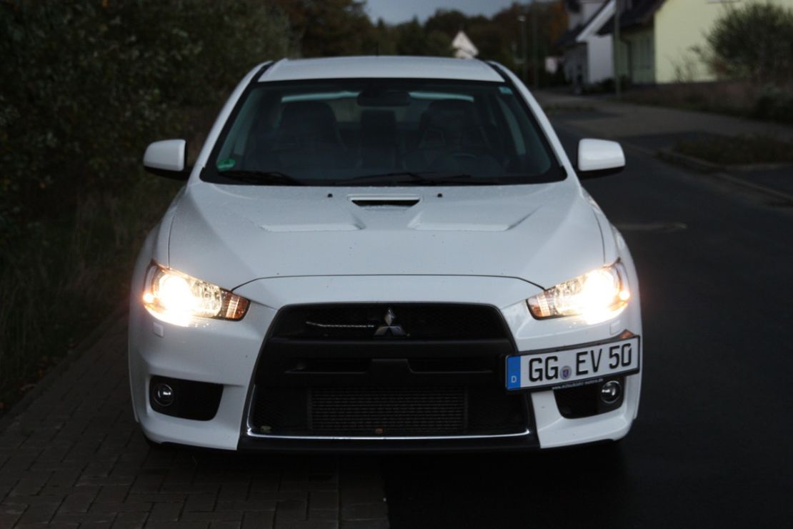 mitsubishi-lancer-evo-x-front-kennzeichen-schraeg-montiert