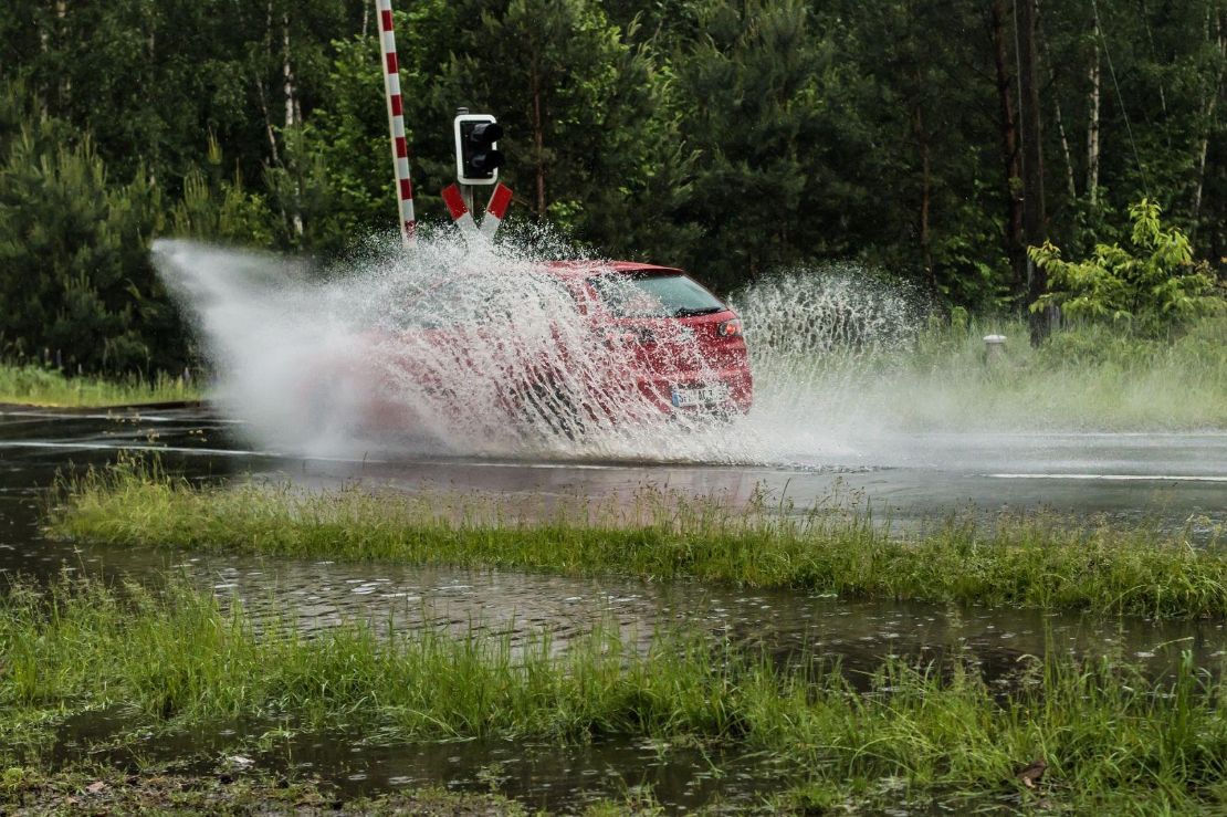 Auto auf nasser Straße