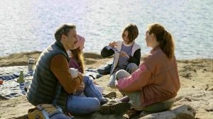 Eine Familie erklärt ihren Kindern die Vorteile einer Altersvorsorge.