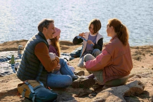 Eine Familie erklärt ihren Kindern die Vorteile einer Altersvorsorge.