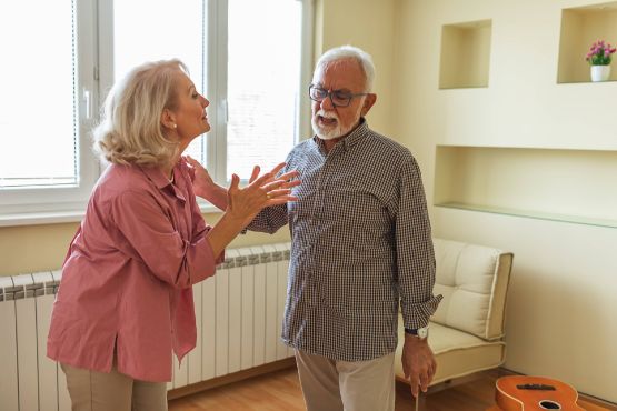 Ein älterer Mann streitet mit einer Frau.