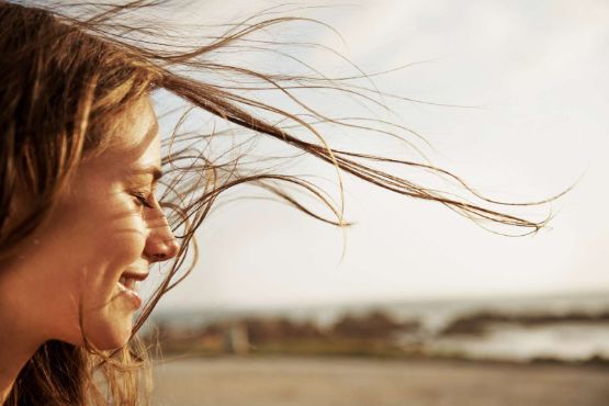 Haare einer Frau wehen im Wind