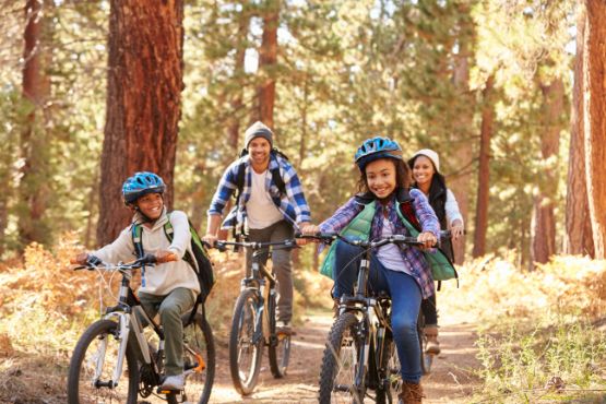 Familie macht eine Fahrradtour im Wald.