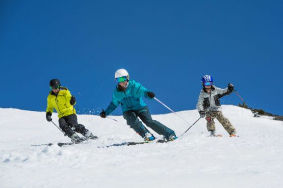 Eine Familie fährt Ski