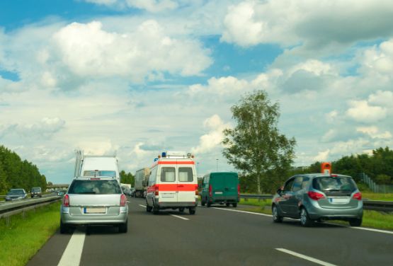 Sonder- und Wegerecht: Das gilt für Einsatzfahrzeuge und private Pkw 