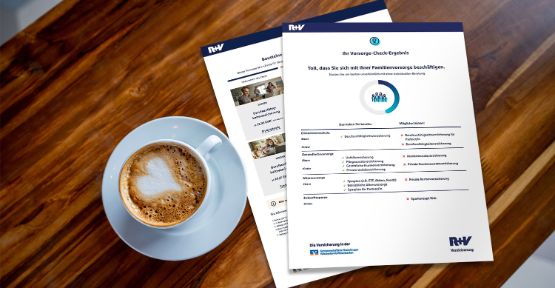 Zwei Seiten Papier mit einem Ergebnis des Vorsorge-Checks liegen ausgedruckt auf einem Tisch. 