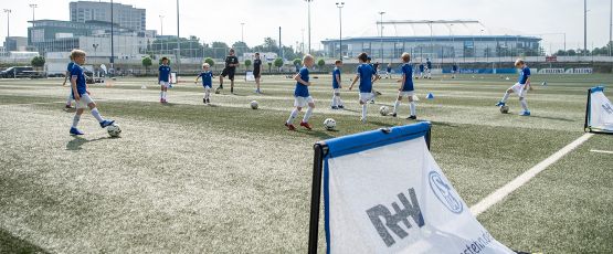 Kinder der Schalke Fußballschule in einer Trainingspause