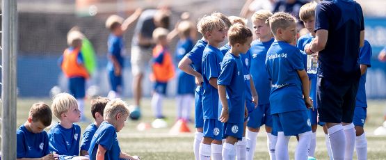 Kinder der Schalke Fußballschule beim Training