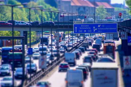 Autobahn mit sehr viel Verkehr