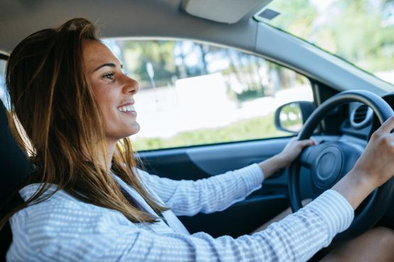 Lächelnde Autofahrerin am Steuer