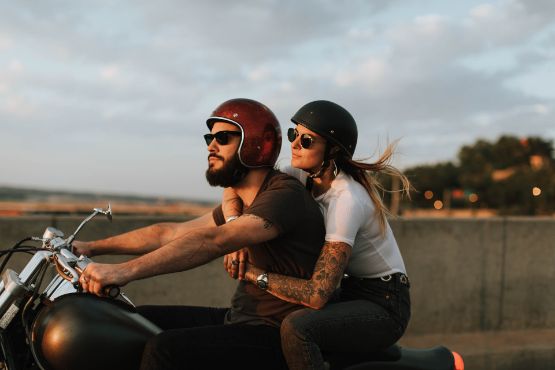 Junges Paar unterwegs auf dem Motorrad.