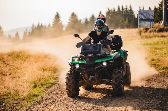 Die richtige Fahrtechnik in Kurven schützt vor Unfällen mit dem Quad