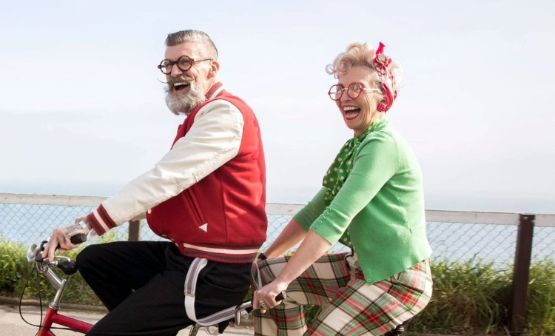 Zwei zufriedene ältere Personen auf dem Rad konnten mit der AnlageKombi nicht nur sich, sondern auch Ihre Kinder absichern.